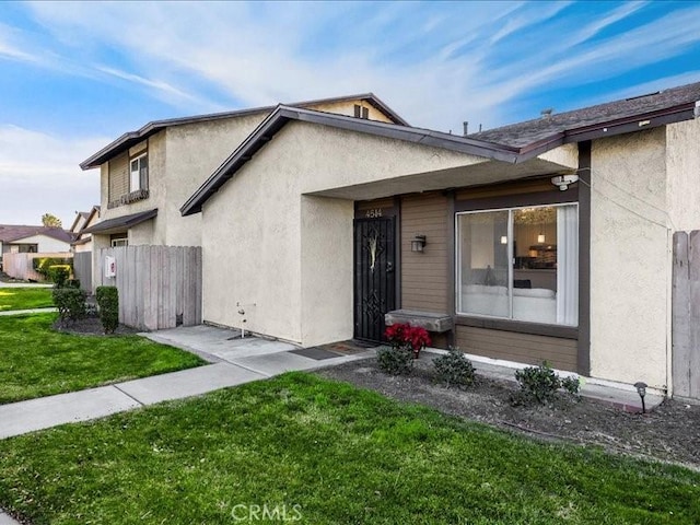 view of front of home with a front lawn