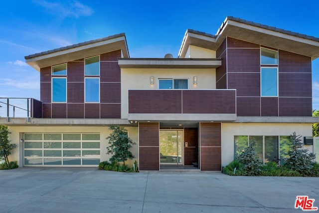 view of front facade with a garage