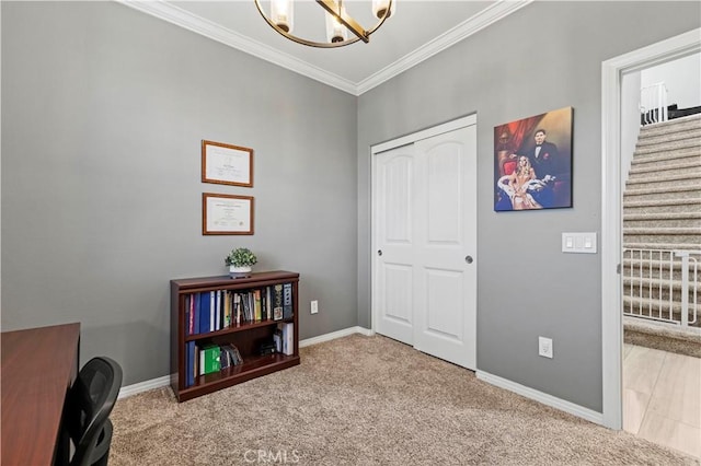 interior space with carpet floors, crown molding, and a notable chandelier