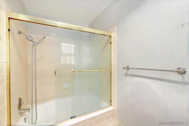 bathroom with combined bath / shower with glass door