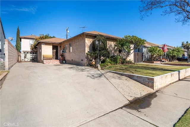 view of front of house featuring a front yard