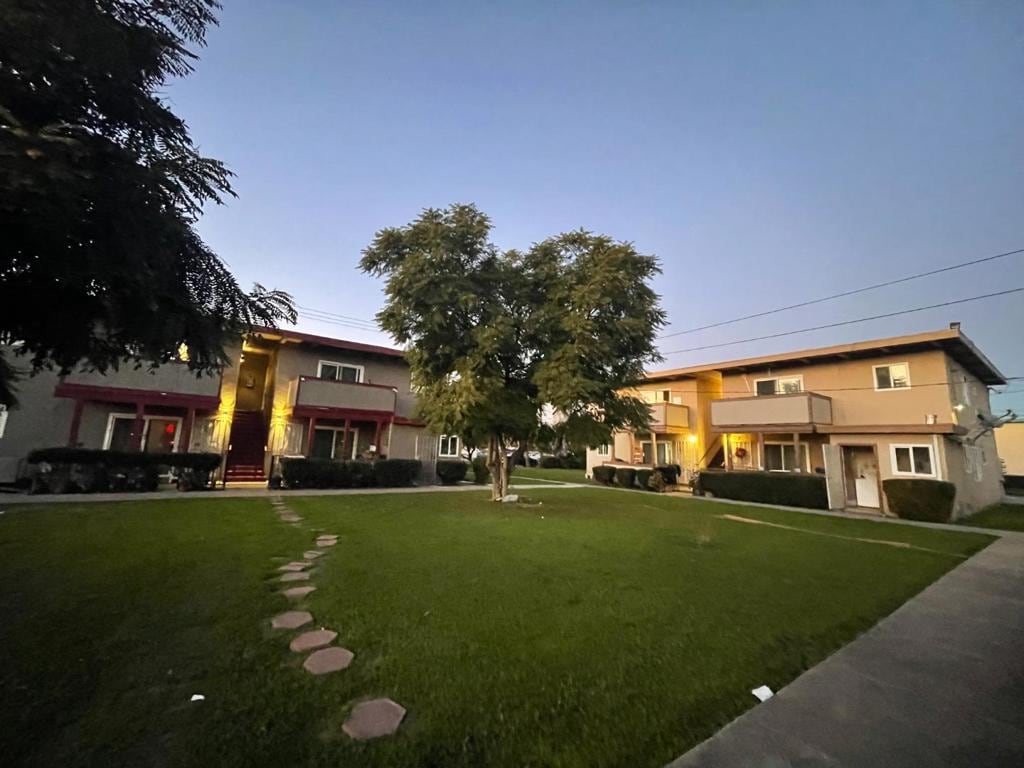 view of yard at dusk