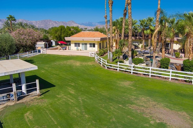 view of yard featuring a mountain view