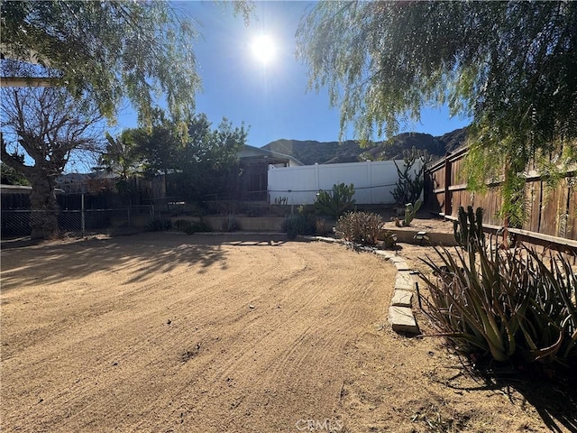 view of yard with a mountain view