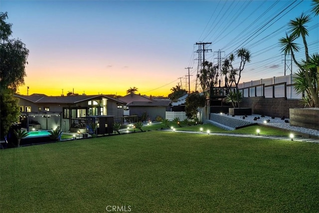 view of yard at dusk