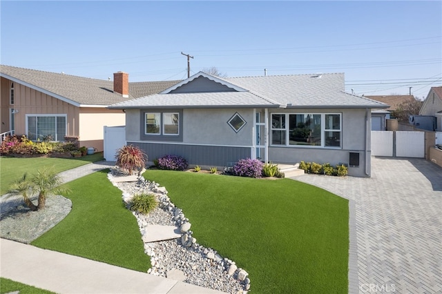 ranch-style house featuring a front yard