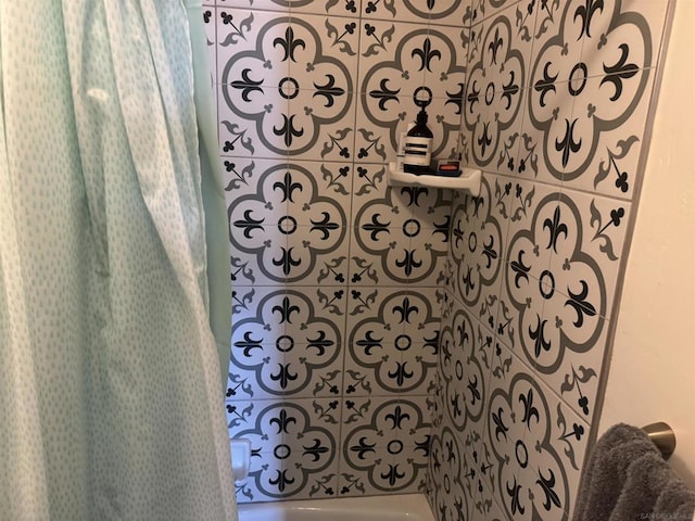 details featuring a shower with shower curtain