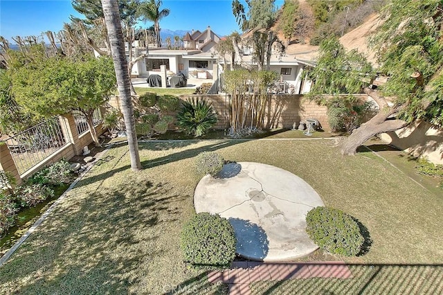 view of yard featuring a patio area