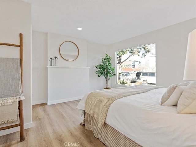 bedroom featuring light wood-style floors, recessed lighting, and baseboards