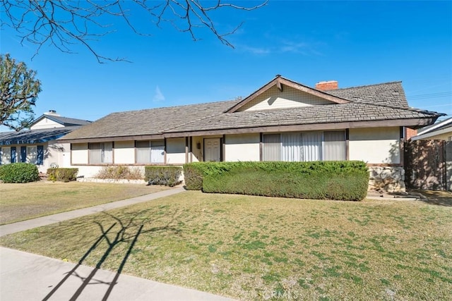 ranch-style house featuring a front yard