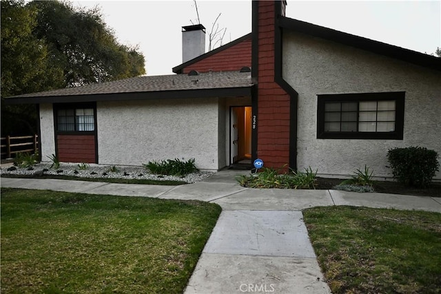 view of front of house featuring a front yard