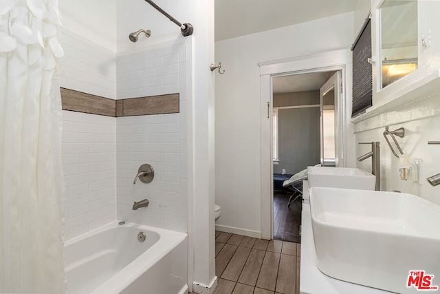 bathroom featuring toilet and shower / tub combo