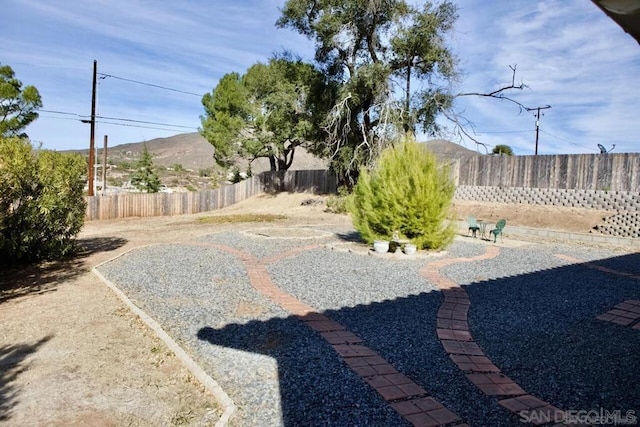 view of yard featuring a mountain view