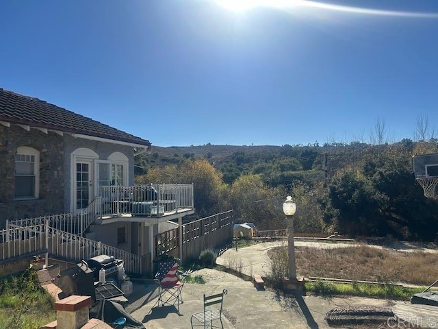 view of yard with a patio area