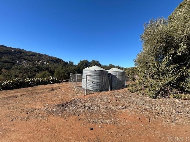 view of yard with an outbuilding