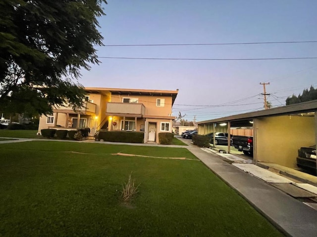 view of front of property featuring a yard