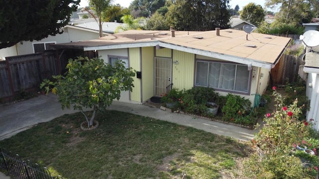 view of front of house featuring a front yard