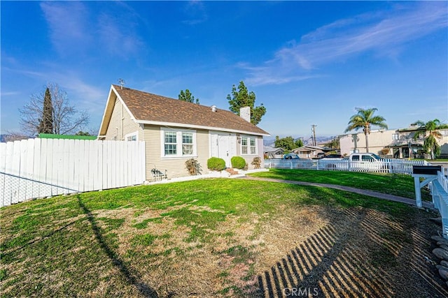 view of front of property with a front yard