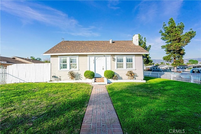 view of front facade featuring a front yard