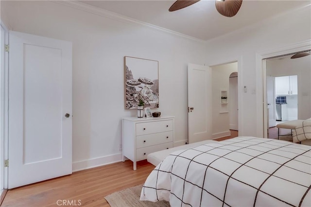 bedroom featuring crown molding, light hardwood / wood-style floors, and ceiling fan