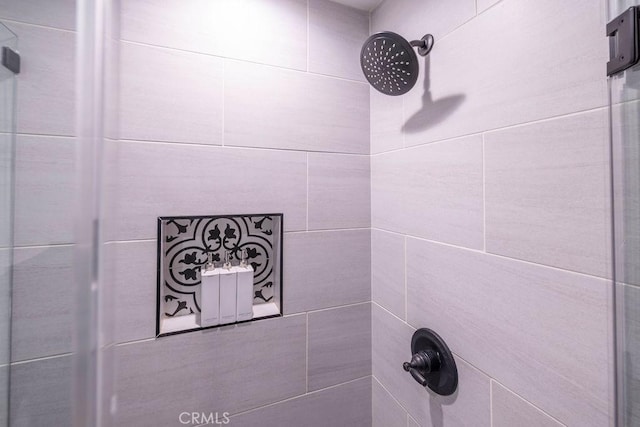 room details featuring tiled shower