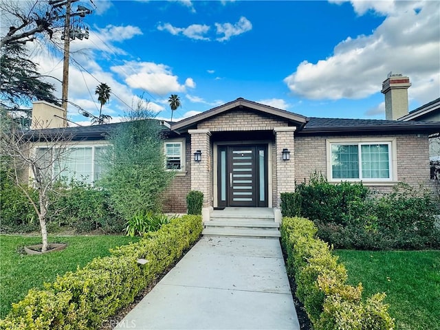 view of front of home featuring a front yard