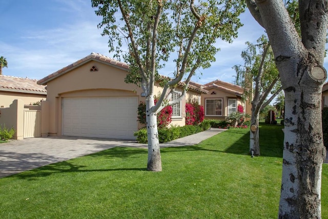 view of front facade featuring a garage and a front yard