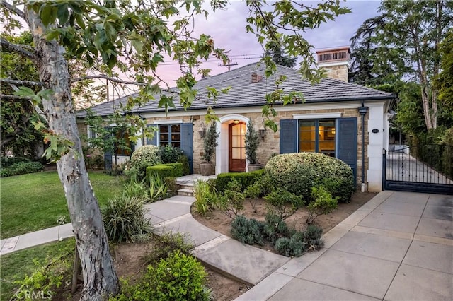 view of front of house featuring a yard