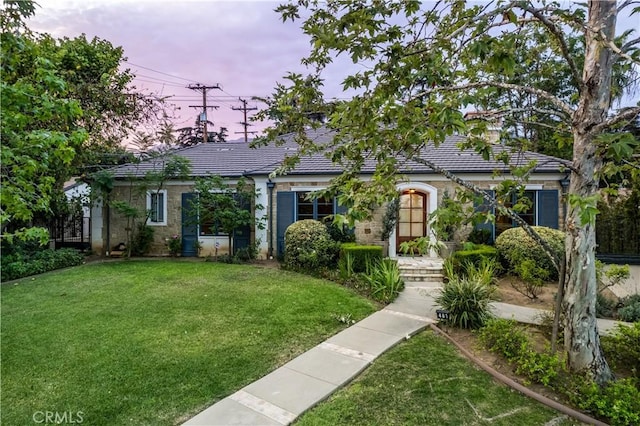 view of front of property with a lawn