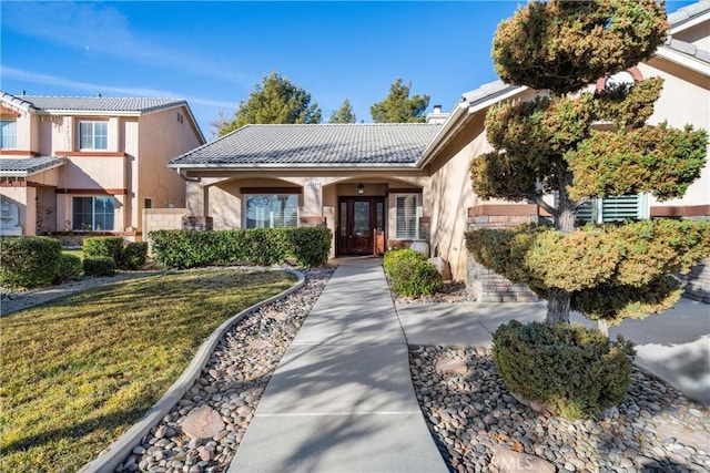 view of front of property featuring a front lawn