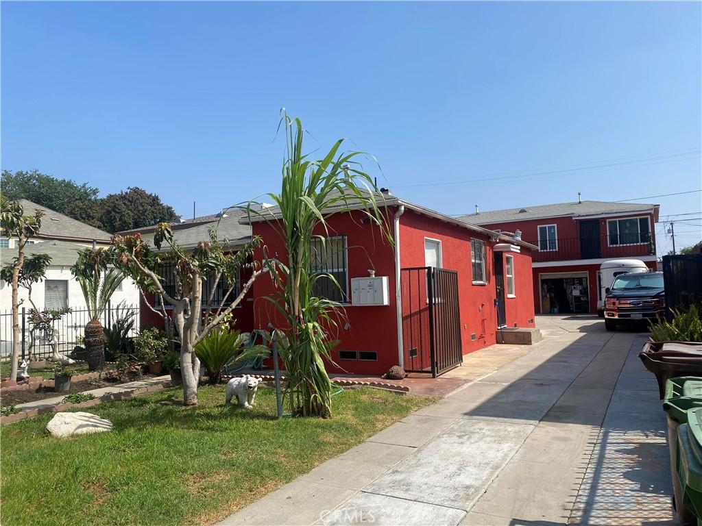 view of front of house featuring a garage and a front lawn