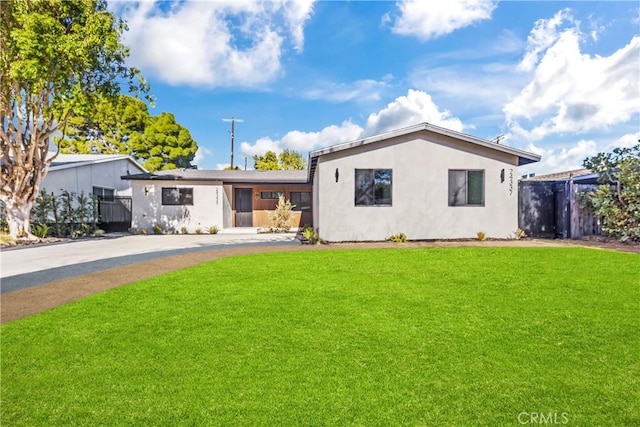 view of front of house featuring a front lawn