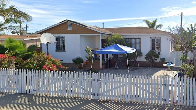 view of front of property