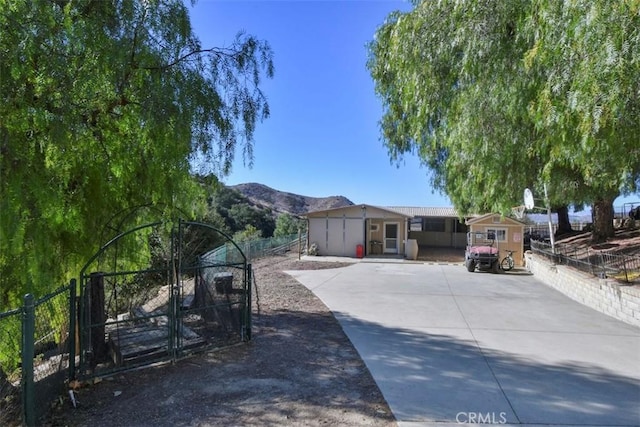 single story home featuring a mountain view