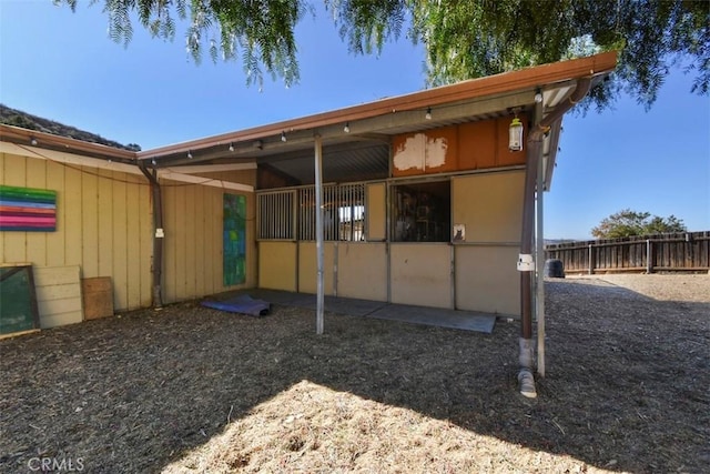 rear view of house featuring an outdoor structure