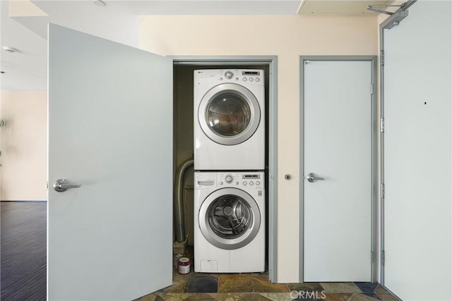 285 W 6th St Unit 426, San Pedro, CA 90731 - laundry room featuring stacked washer / drying machine