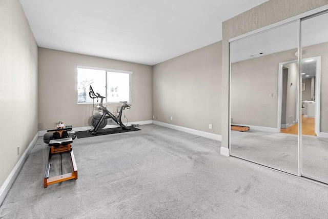 exercise room with carpet flooring