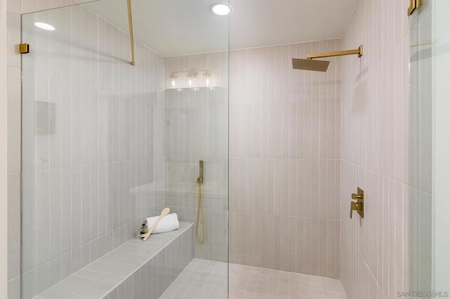 bathroom featuring a tile shower