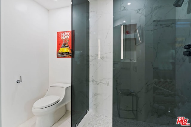 bathroom with toilet and tiled shower