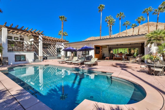 view of swimming pool with a patio and a pergola