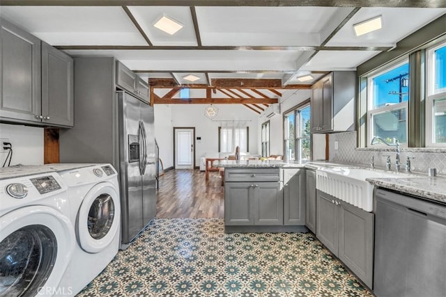 laundry area featuring sink and independent washer and dryer