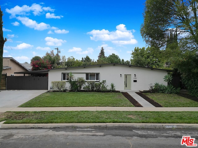 ranch-style house featuring a front lawn