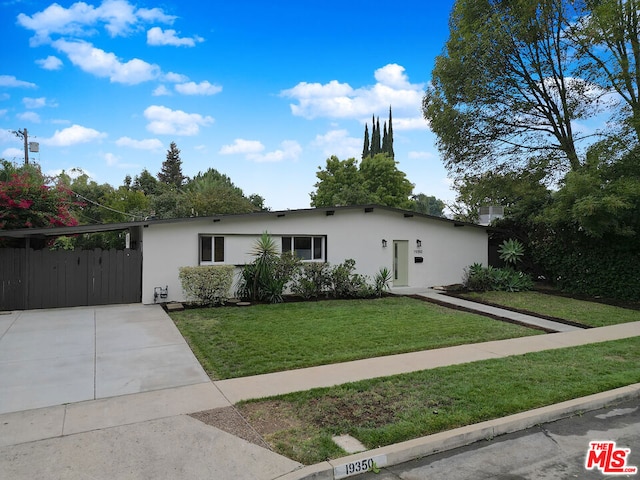 single story home featuring a front lawn