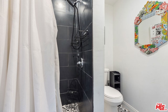 bathroom featuring toilet and a shower with curtain