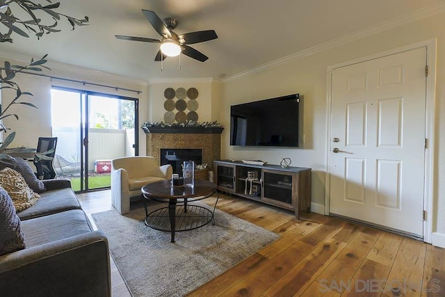 living room featuring ceiling fan, light hardwood / wood-style flooring, and ornamental molding