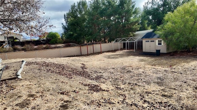 view of yard featuring a storage unit