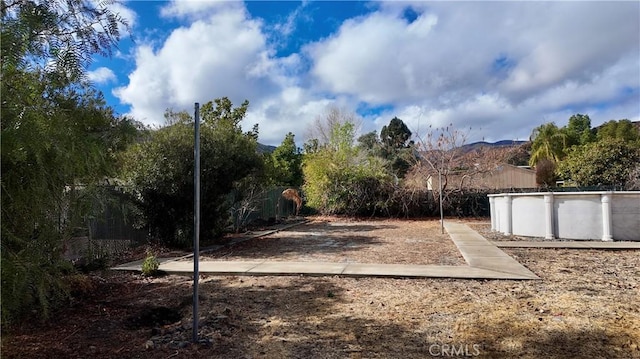 view of yard featuring a mountain view