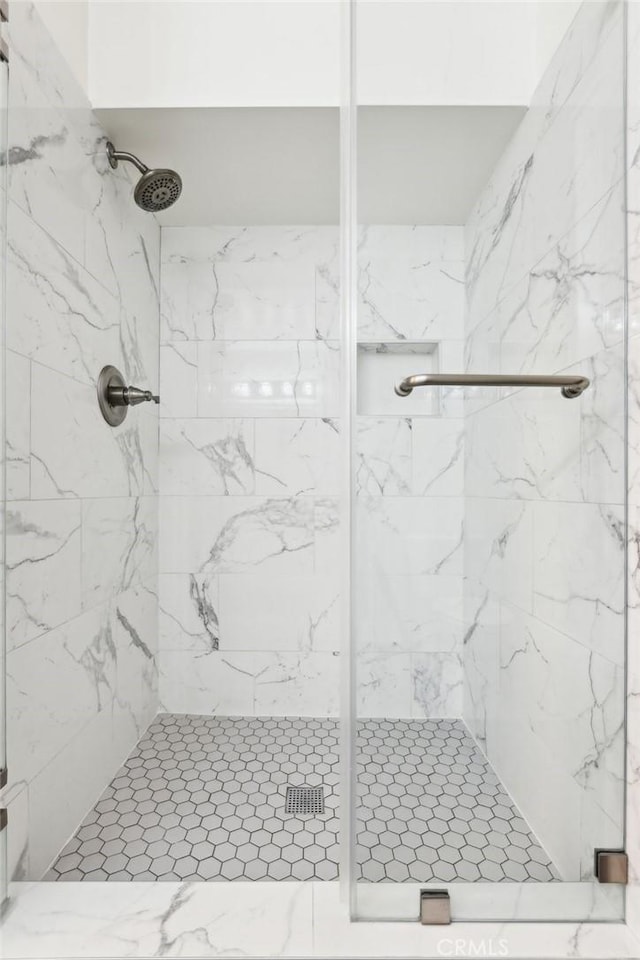 bathroom featuring a tile shower