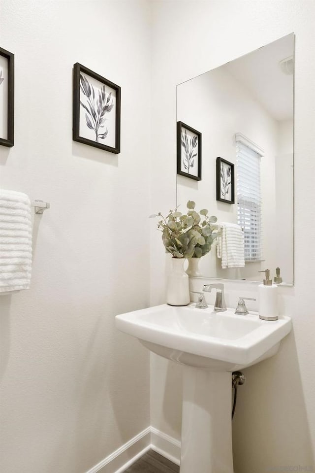 bathroom featuring sink