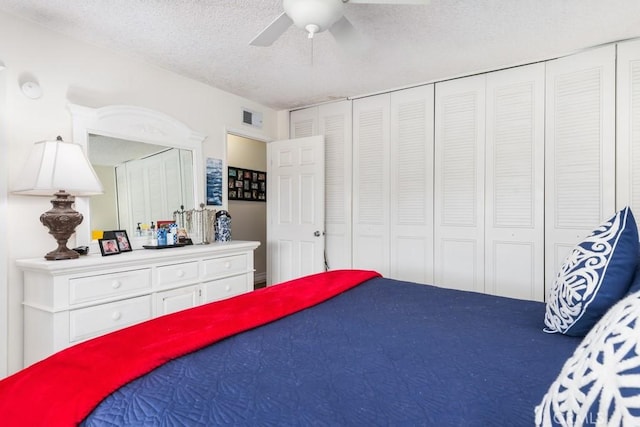 bedroom featuring ceiling fan, a closet, and a textured ceiling